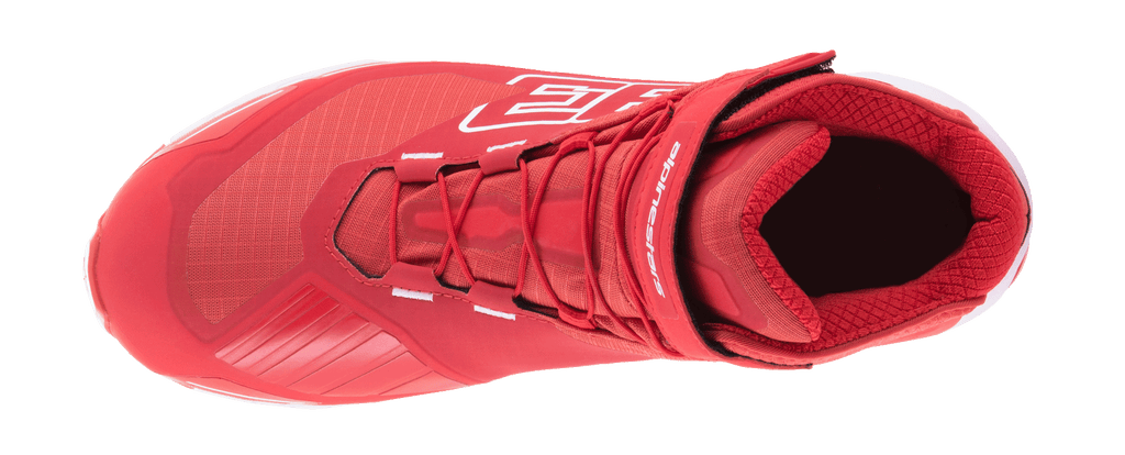 Alpinestars MM93 CR-X Drystar Riding Shoe, buty motocyklowe, jasnoczerwone i białe, widok z góry prezentujący system sznurowania i regulowany pasek na kostkę, duża grafika 93 i branding Alpinestars, wodoodporne obuwie o designie inspirowanym butami do biegania