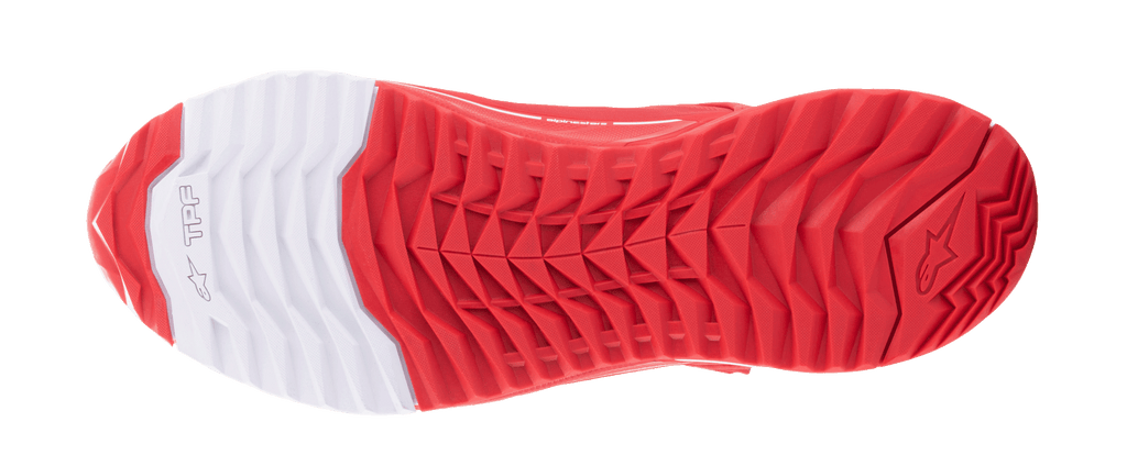 Alpinestars MM93 CR-X Drystar® Riding Shoes, widok podeszwy zewnętrznej, jaskrawoczerwone i białe, asymetryczna konfiguracja kołków zapewniająca przyczepność, biała sekcja pięty z logo gwiazdy Alpinestars, olejoodporna podwójna mieszanka gumy zapewniająca stabilność i komfort chodzenia