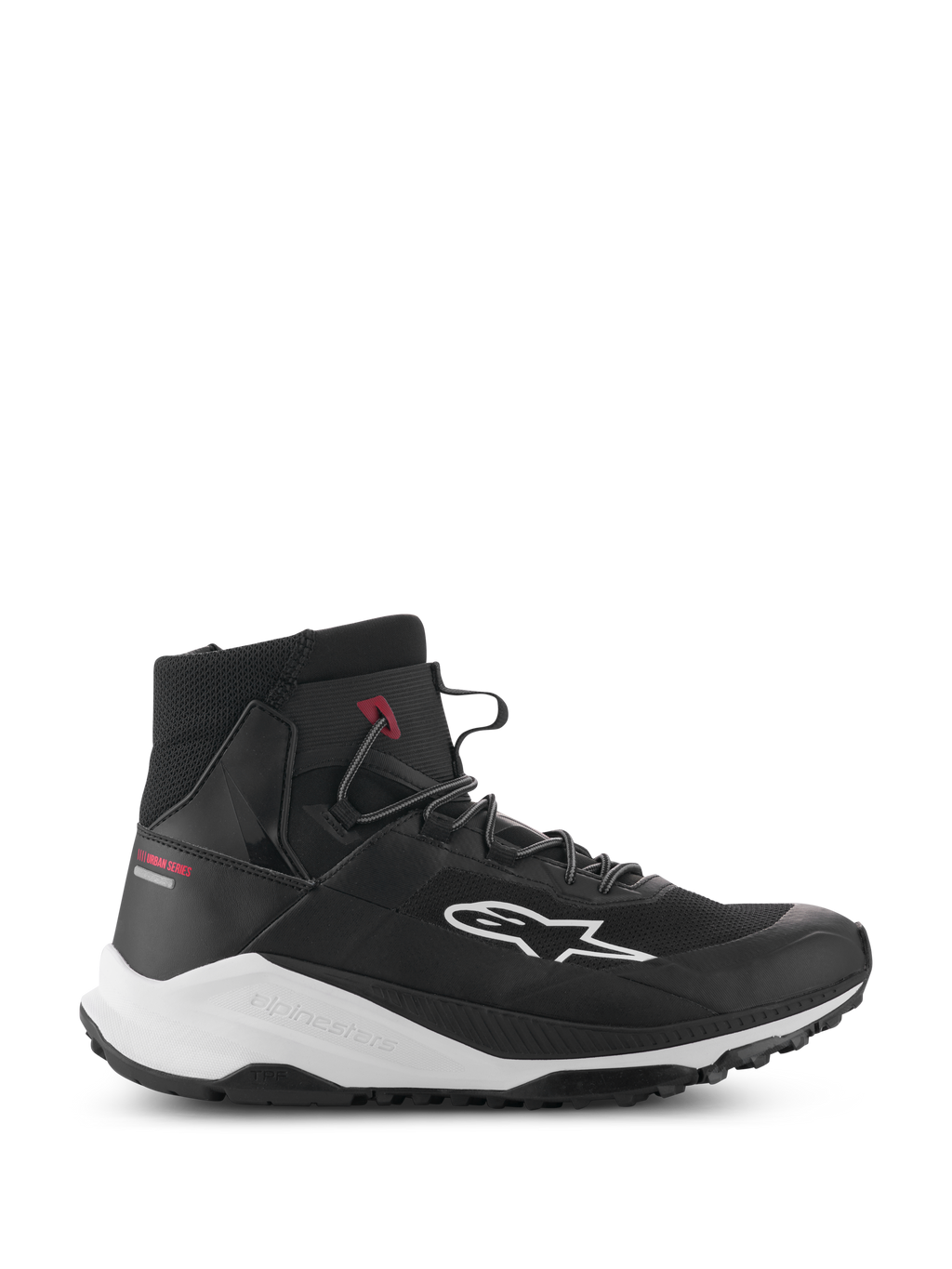 Alpinestars Speedforce XR, czarno-białe wysokie sneakersy motocyklowe, obuwie do jazdy miejskiej, profil boczny z cholewką z siateczki, białe logo, gruba biała podeszwa środkowa z brandingiem Alpinestars i czerwonym napisem Urban Series na pięcie