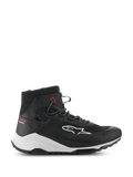 Alpinestars Speedforce XR, czarno-białe wysokie sneakersy motocyklowe, obuwie do jazdy miejskiej, profil boczny z cholewką z siateczki, białe logo, gruba biała podeszwa środkowa z brandingiem Alpinestars i czerwonym napisem Urban Series na pięcie
