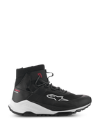 Alpinestars Speedforce XR, czarno-białe wysokie sneakersy motocyklowe, obuwie do jazdy miejskiej, profil boczny z cholewką z siateczki, białe logo, gruba biała podeszwa środkowa z brandingiem Alpinestars i czerwonym napisem Urban Series na pięcie