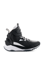 Alpinestars Speedstreet Shoes, wysokie sneakersy motocyklowe, czarno-białe, widok z boku z dużym paskiem na rzep przy kostce, grubą białą podeszwą środkową z logo Alpinestars i TPF oraz wytrzymałą gumową podeszwą zewnętrzną do jazdy miejskiej.