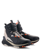 Buty Alpinestars Speedstreet, miejskie buty motocyklowe, czarne z migdałowymi i jaskrawopomarańczowymi akcentami, wysoka konstrukcja inspirowana stylem ulicznym z cholewką z mikrofibry, dużym paskiem na rzep przy kostce, sznurowadłami i grubą podeszwą w kolorze złamanej bieli z pomarańczowymi detalami