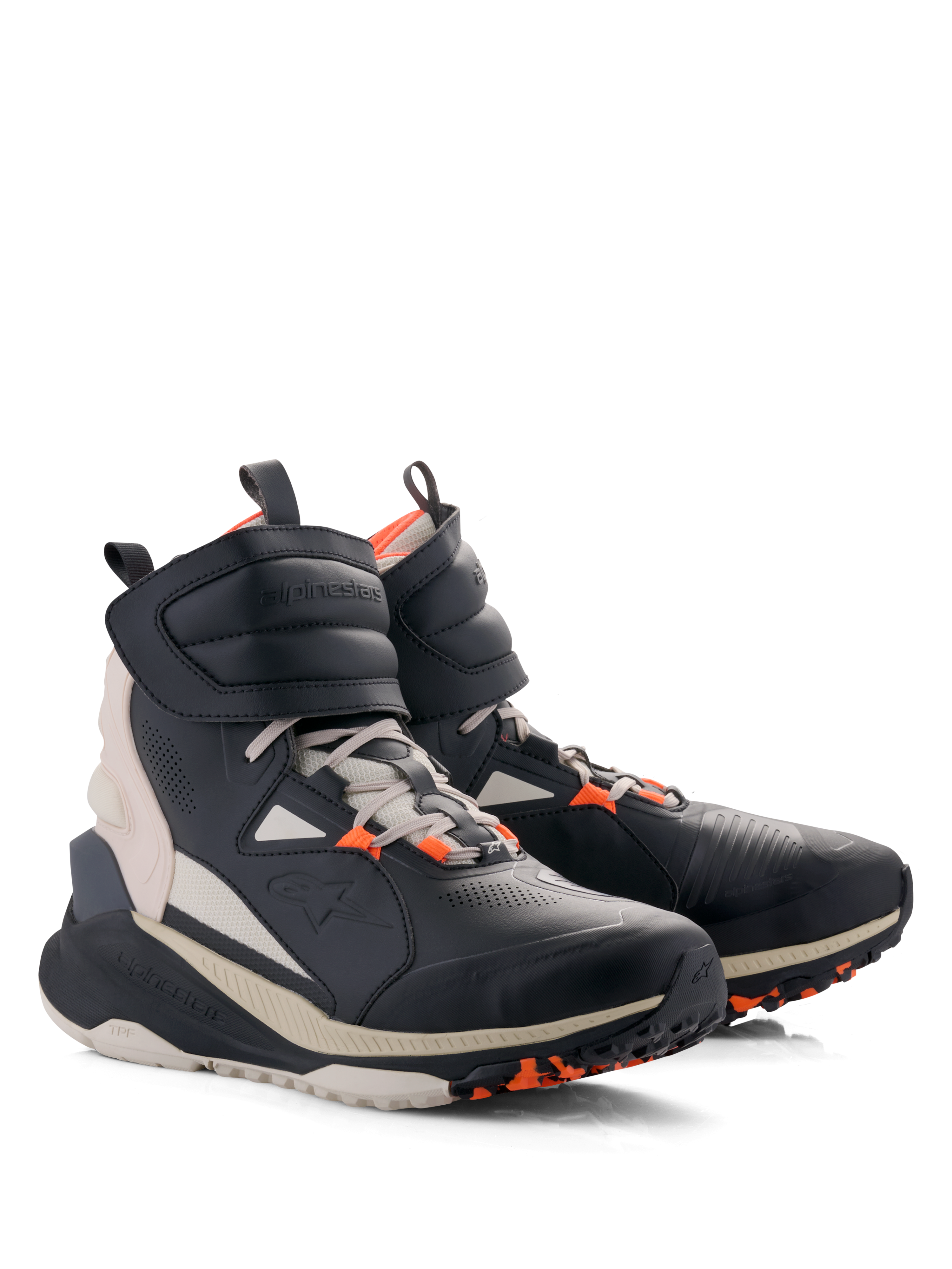 Buty Alpinestars Speedstreet, miejskie buty motocyklowe, czarne z migdałowymi i jaskrawopomarańczowymi akcentami, wysoka konstrukcja inspirowana stylem ulicznym z cholewką z mikrofibry, dużym paskiem na rzep przy kostce, sznurowadłami i grubą podeszwą w kolorze złamanej bieli z pomarańczowymi detalami