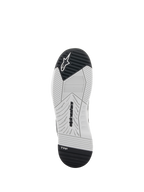 Buty Alpinestars Speedflight, buty motocyklowe, czarno-białe, widok od spodu na podeszwę z gumy o podwójnej gęstości, logo Alpinestars i TPF Transversal Protection Frame, specjalnie zaprojektowany bieżnik zapewniający przyczepność