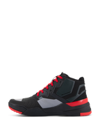 Buty Alpinestars Speedflight, techniczne buty motocyklowe, czarne z jaskrawoczerwonymi i szarymi akcentami, widok z boku, cholewka z materiału ripstop, jaskrawoczerwone sznurowadła i ochronny zapiętek, sportowe obuwie motocyklowe w stylu sneakersów do jazdy miejskiej