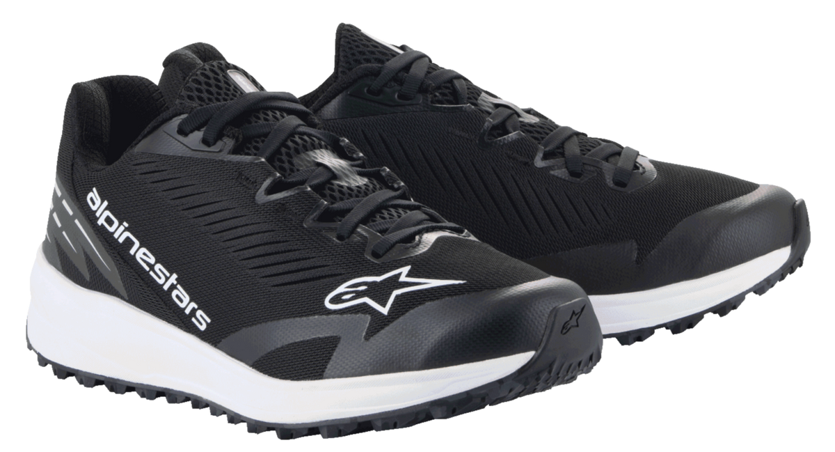 Alpinestars Meta Road V2 Shoes, buty sportowe, czarno-białe, przewiewna cholewka z siateczki z białym logo Alpinestars, gruba biała podeszwa środkowa, sportowy design dla personelu zespołów wyścigowych