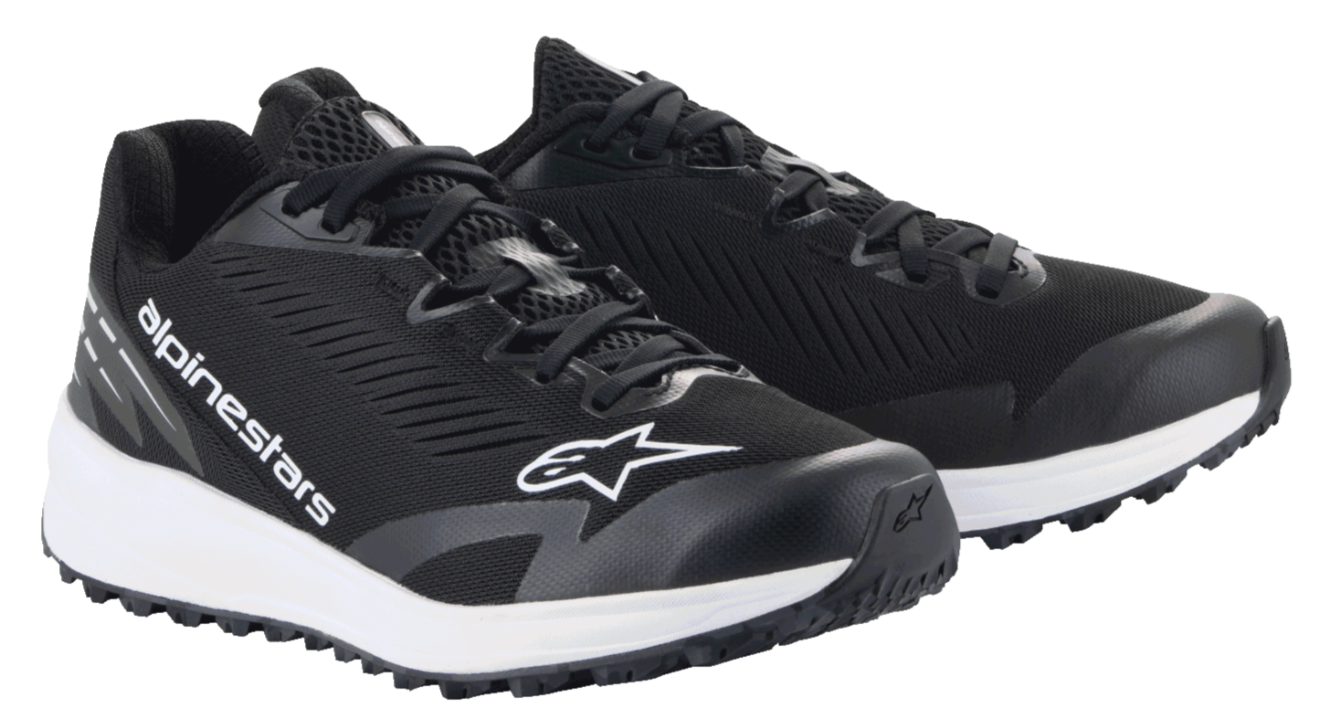 Alpinestars Meta Road V2 Shoes, buty sportowe, czarno-białe, przewiewna cholewka z siateczki z białym logo Alpinestars, gruba biała podeszwa środkowa, sportowy design dla personelu zespołów wyścigowych
