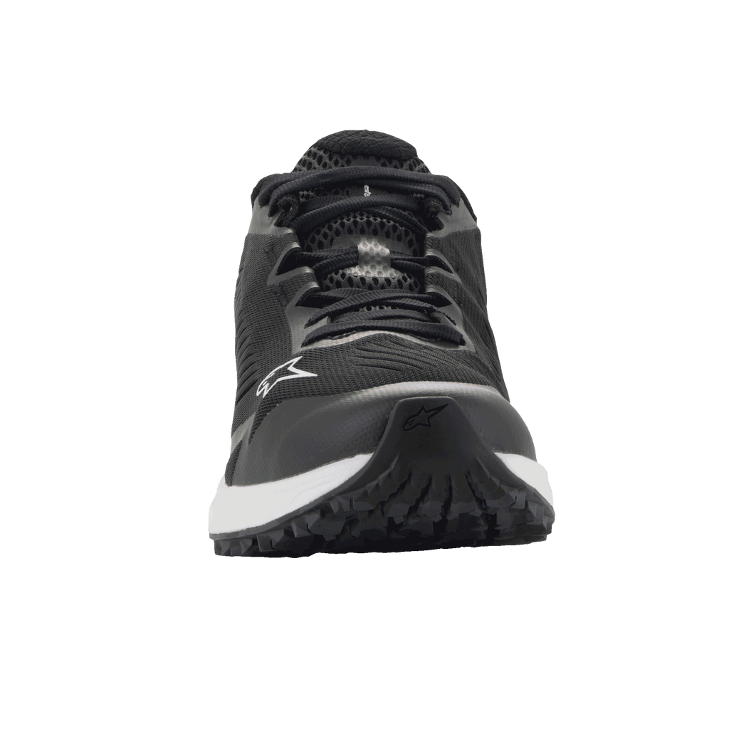 Buty Alpinestars Meta Road V2, buty sportowe, czarno-białe, widok z przodu z oddychającą konstrukcją z siatki, białą podeszwą środkową i logo Alpinestars z boku i na czubku, lekkie obuwie robocze inspirowane motorsportem