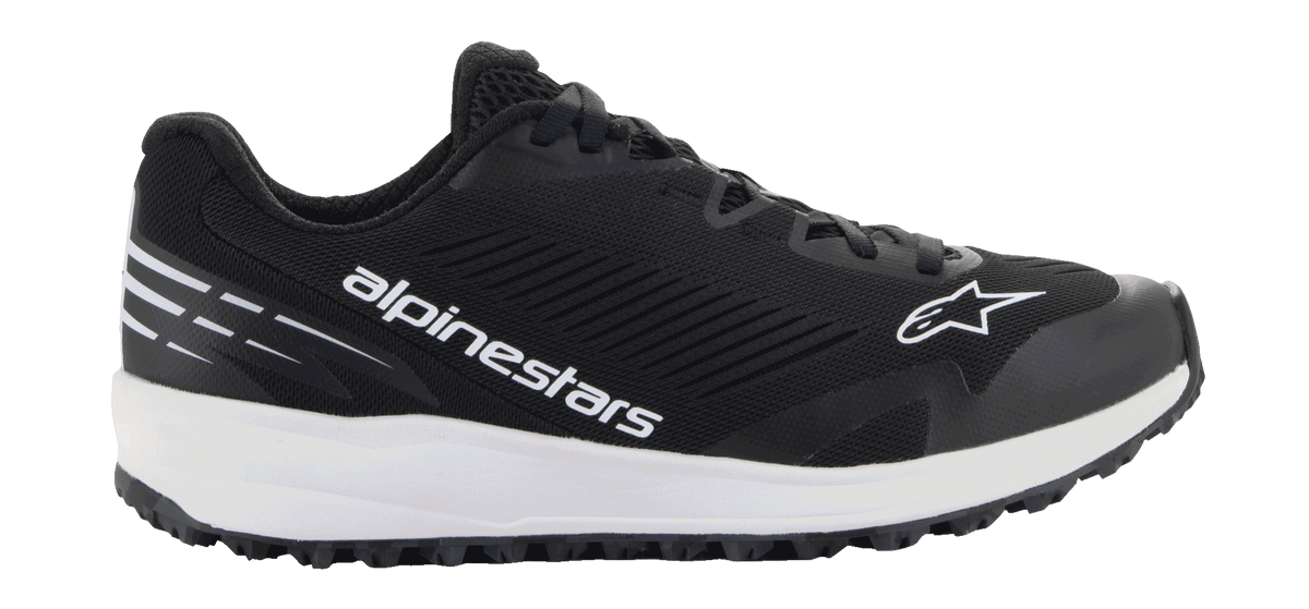 Buty Alpinestars Meta Road V2, czarne obuwie sportowe z grubą białą podeszwą, biały napis Alpinestars i logo gwiazdy, cholewka z teksturowanej siateczki, czarne sznurowadła, wytrzymała przyczepna podeszwa, lekki sportowy design do pracy w zespole wyścigowym i użytku codziennego