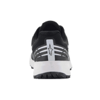 Buty Alpinestars Meta Road V2, buty sportowe, czarno-białe, widok z tyłu z białym logo gwiazdy Alpinestars i poziomymi paskami na pięcie, biała podeszwa środkowa, lekka i oddychająca konstrukcja dla zespołów wyścigowych