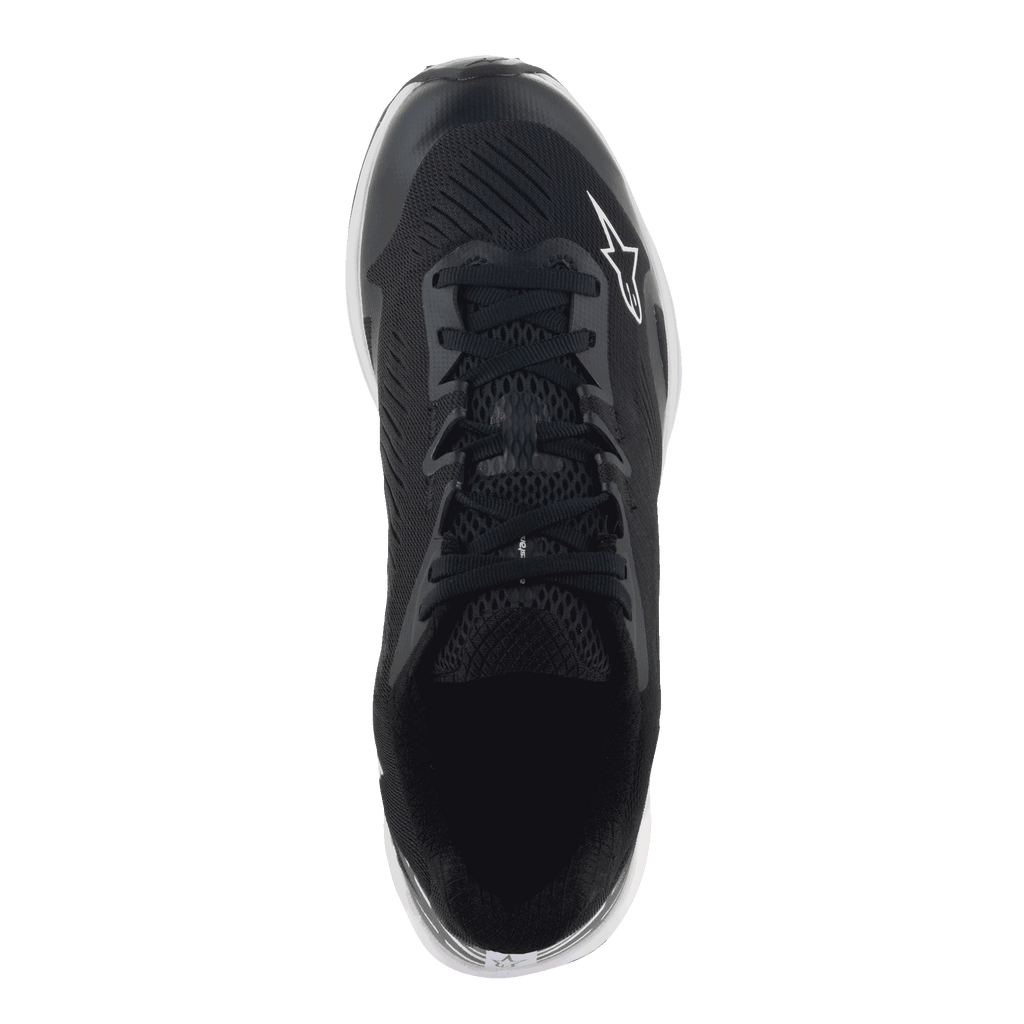 Buty Alpinestars Meta Road V2, buty sportowe, czarno-białe, widok z góry na oddychającą cholewkę z syntetycznej siatki, czarne sznurowadła i białe logo Astars, zaprojektowane dla całodziennego komfortu i jako odzież robocza dla zespołów wyścigowych