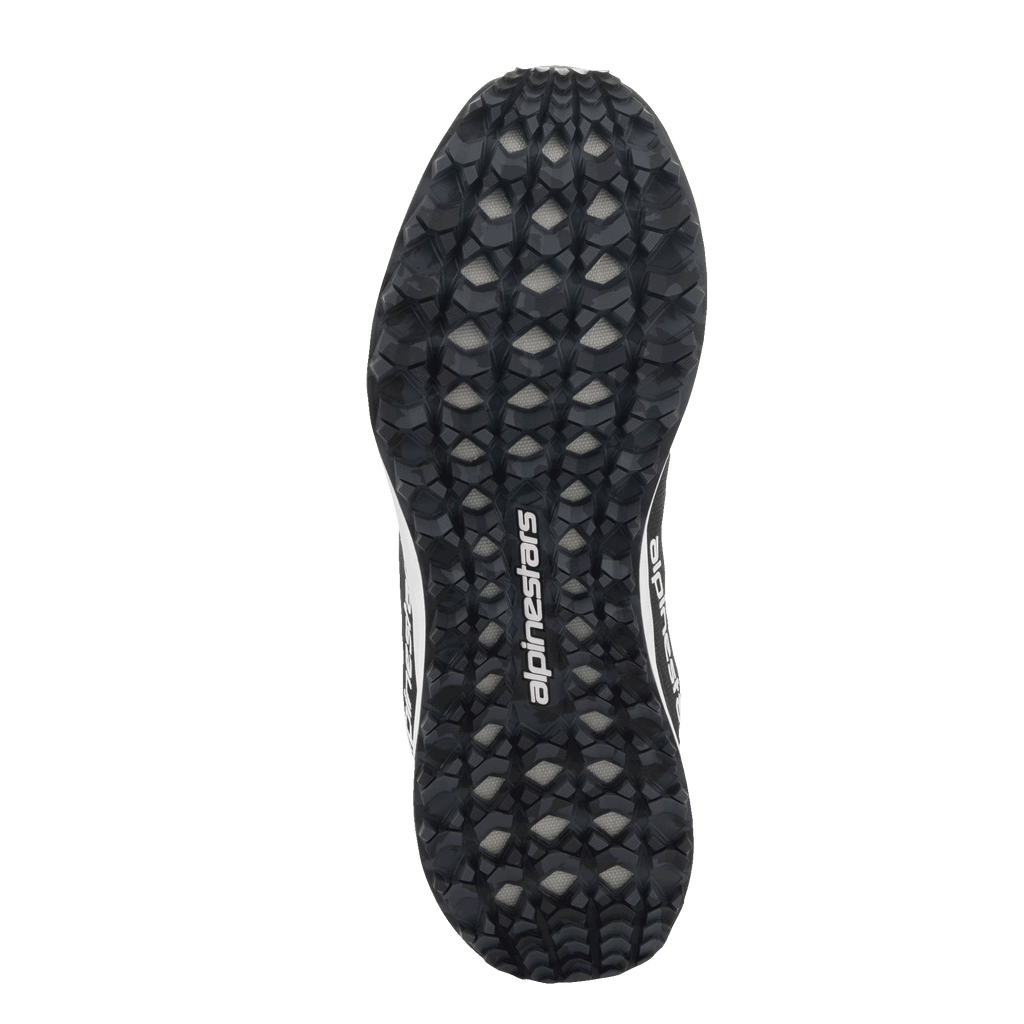 Buty Alpinestars Meta Road V2, widok na podeszwę zewnętrzną od dołu, czarno-szary wzór bieżnika w stylu kamuflażu z wypustkami, białe logo Alpinestars, wytrzymała gumowa podeszwa zapewniająca przyczepność w każdym terenie