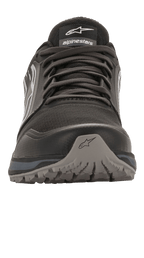 Buty Alpinestars Meta Trail, wyczynowe buty do biegania, czarne i ciemnoszare, widok od przodu, wytrzymała osłona palców z logo gwiazdy, siateczkowa konstrukcja ze sznurowadłami, solidna olejoodporna gumowa podeszwa zewnętrzna