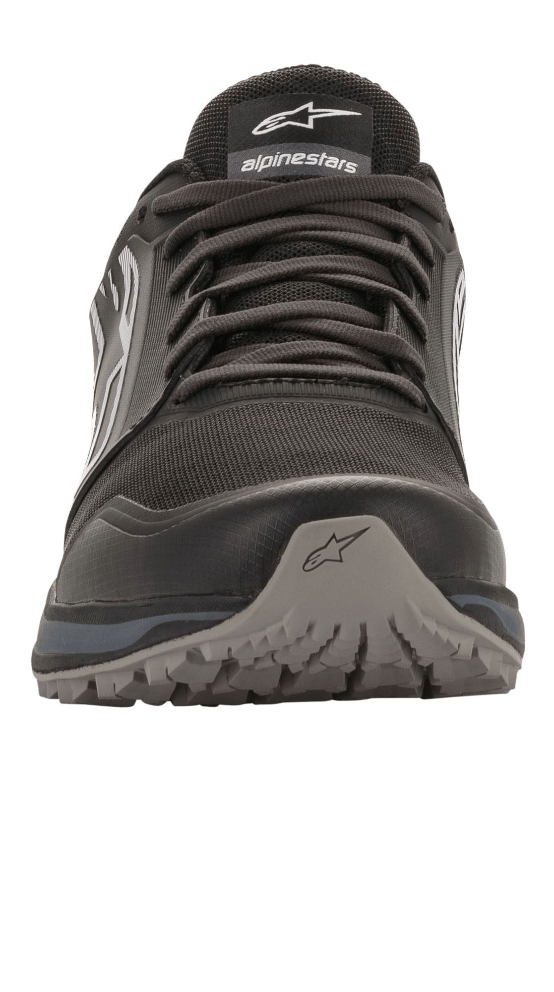 Buty Alpinestars Meta Trail, wyczynowe buty do biegania, czarne i ciemnoszare, widok od przodu, wytrzymała osłona palców z logo gwiazdy, siateczkowa konstrukcja ze sznurowadłami, solidna olejoodporna gumowa podeszwa zewnętrzna