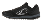 Alpinestars Meta Trail Shoes, buty do biegania, czarno-ciemnoszare, profil boczny z dużym białym logo Astars, ciemnoszara podeszwa środkowa, bieżnikowana olejoodporna gumowa podeszwa, zaprojektowane dla komfortu w padoku i ekip motorsportowych