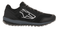 Buty Alpinestars Meta Trail, sportowe buty do biegania, czarno-ciemnoszare, profil boczny z dużym białym geometrycznym logo Astars, siateczkowa cholewka z szarą podeszwą środkową i gumową podeszwą z bieżnikiem, casualowe obuwie do padoku motorsportowego