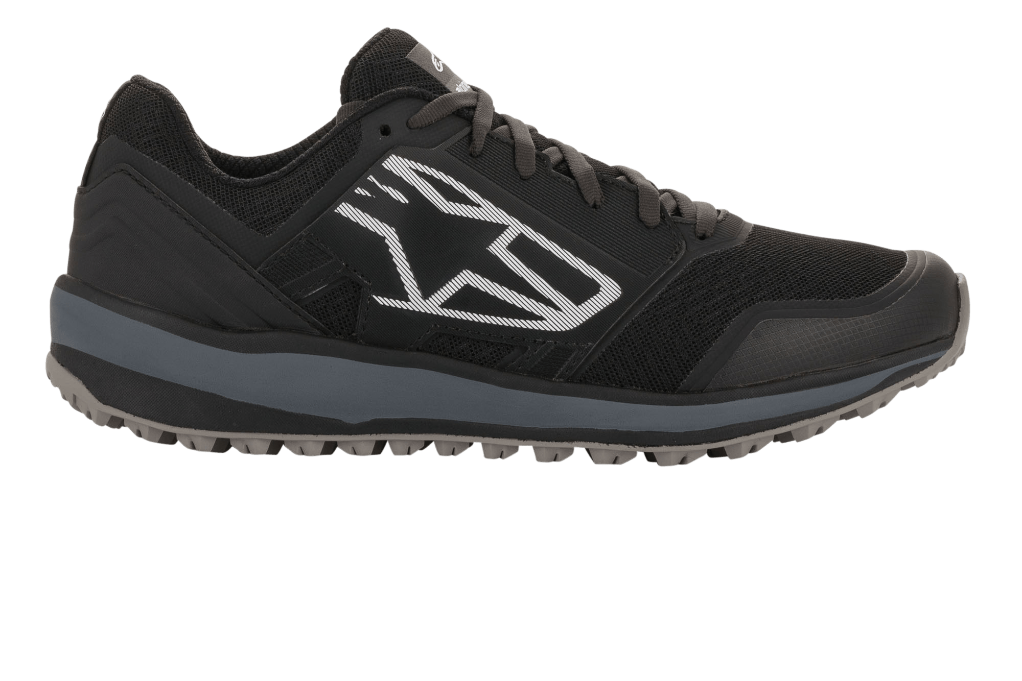 Buty Alpinestars Meta Trail, sportowe buty do biegania, czarno-ciemnoszare, profil boczny z dużym białym geometrycznym logo Astars, siateczkowa cholewka z szarą podeszwą środkową i gumową podeszwą z bieżnikiem, casualowe obuwie do padoku motorsportowego