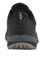 Buty Alpinestars Meta Trail, wyczynowe buty do biegania, czarne i ciemnoszare, widok z tyłu przedstawiający uchwyt na pięcie z białym logo Astar, ciemnoszarą podeszwę środkową i teksturowaną podeszwę zewnętrzną, codzienne obuwie inspirowane sportami motorowymi do padoku