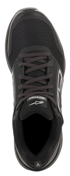 Buty Alpinestars Meta Trail, czarno-ciemnoszare, widok z góry, czarna cholewka z siatki ze sznurowadłami, białe logo Alpinestars na języku, obuwie wyczynowe inspirowane bieganiem i stylem padokowym