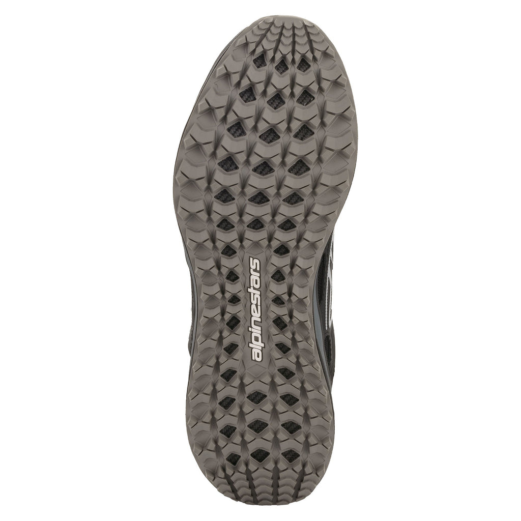 Buty Alpinestars Meta Trail, Black Dark Gray, widok podeszwy zewnętrznej przedstawiający olejoodporną gumową podeszwę z teksturowanym wzorem bieżnika zapewniającym przyczepność, centralne logo Alpinestars, obuwie techniczne do padoku