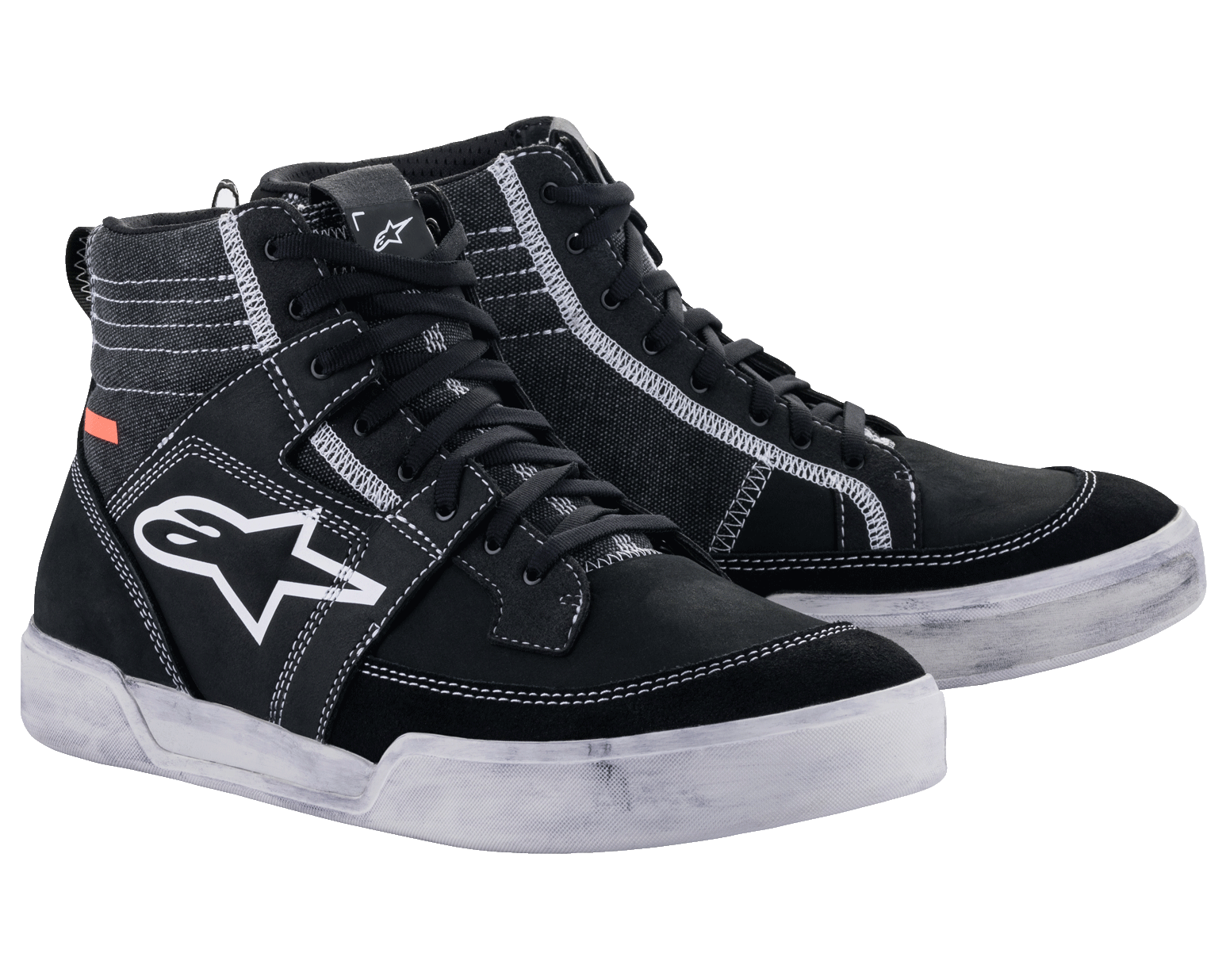 Alpinestars Ageless Riding Shoes, miejskie obuwie motocyklowe, czarne z białymi kontrastowymi szwami i podeszwami, wysoka sylwetka typu sneaker z dużym białym logo gwiazdy z boku, codzienne obuwie ochronne do jazdy szosowej