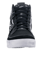 Alpinestars Ageless Riding Shoes, Black White Cool Gray, widok z przodu codziennych butów motocyklowych, czarna zamszowa i płócienna cholewka z białymi kontrastowymi przeszyciami, wytrzymała biała podeszwa, miejskie obuwie motocyklowe