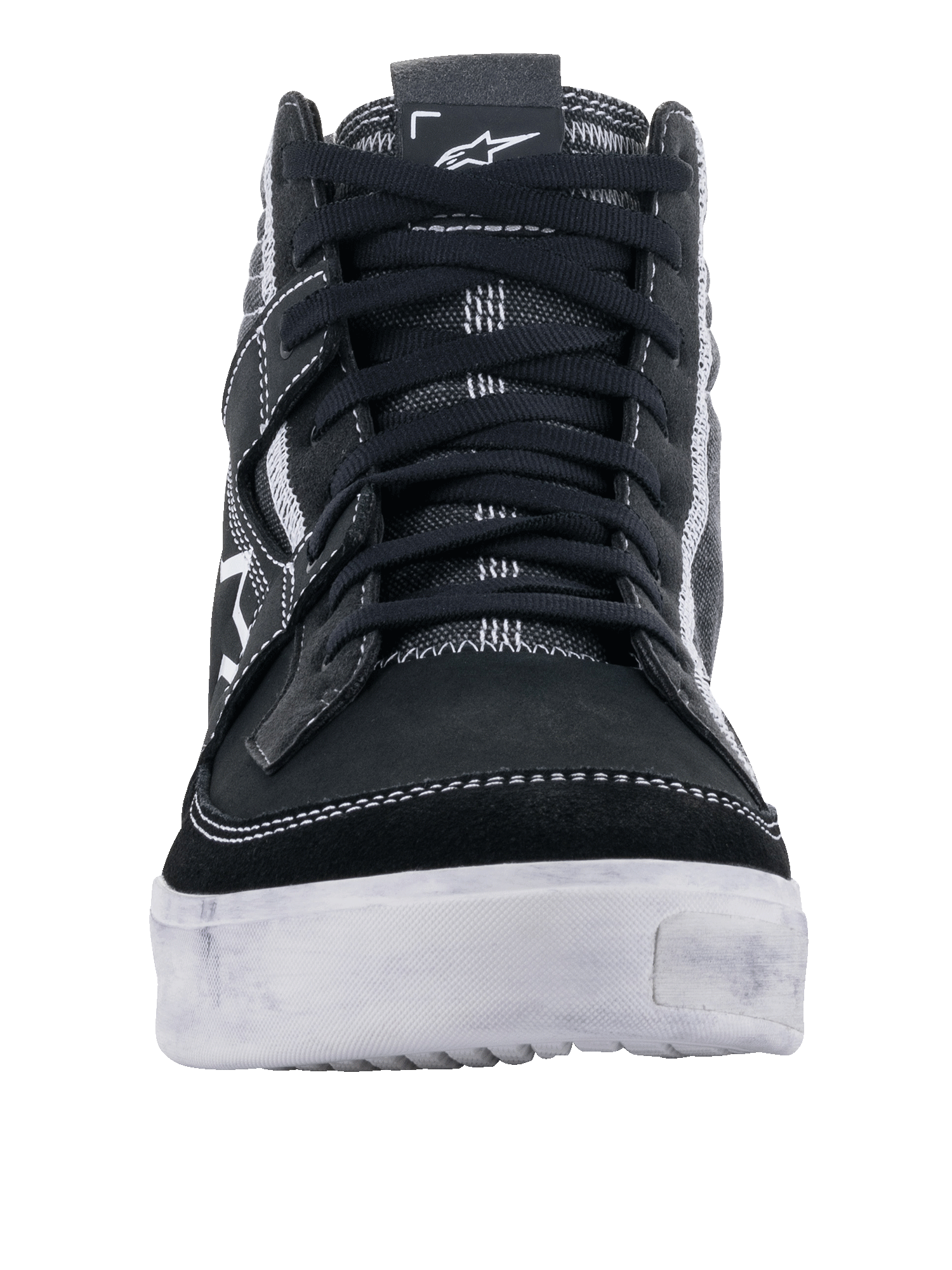 Alpinestars Ageless Riding Shoes, Black White Cool Gray, widok z przodu codziennych butów motocyklowych, czarna zamszowa i płócienna cholewka z białymi kontrastowymi przeszyciami, wytrzymała biała podeszwa, miejskie obuwie motocyklowe