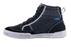 Alpinestars Ageless Riding Shoes, czarno-szare buty motocyklowe, widok z boku, konstrukcja z płótna i zamszu z białymi kontrastowymi przeszyciami, fason wysokich sneakersów z białawą podeszwą i czarnymi sznurowadłami.
