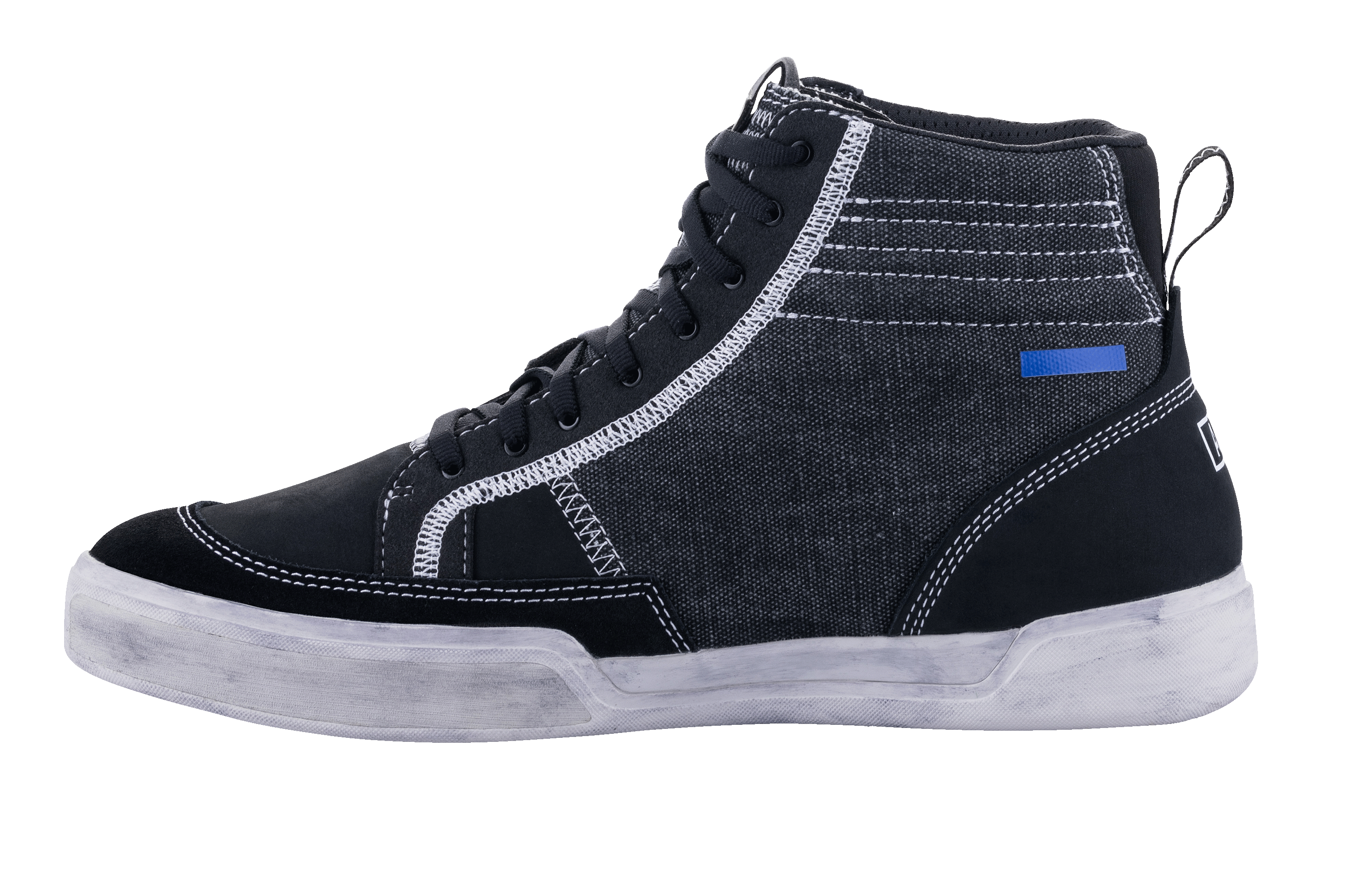 Alpinestars Ageless Riding Shoes, czarno-szare buty motocyklowe, widok z boku, konstrukcja z płótna i zamszu z białymi kontrastowymi przeszyciami, fason wysokich sneakersów z białawą podeszwą i czarnymi sznurowadłami.