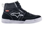 Alpinestars Ageless Riding Shoes, miejskie buty motocyklowe, czarno-białe, sylwetka wysokich sneakersów z panelami z zamszu i płótna, białe kontrastowe przeszycia, białe logo A-star z boku i biała gumowa podeszwa