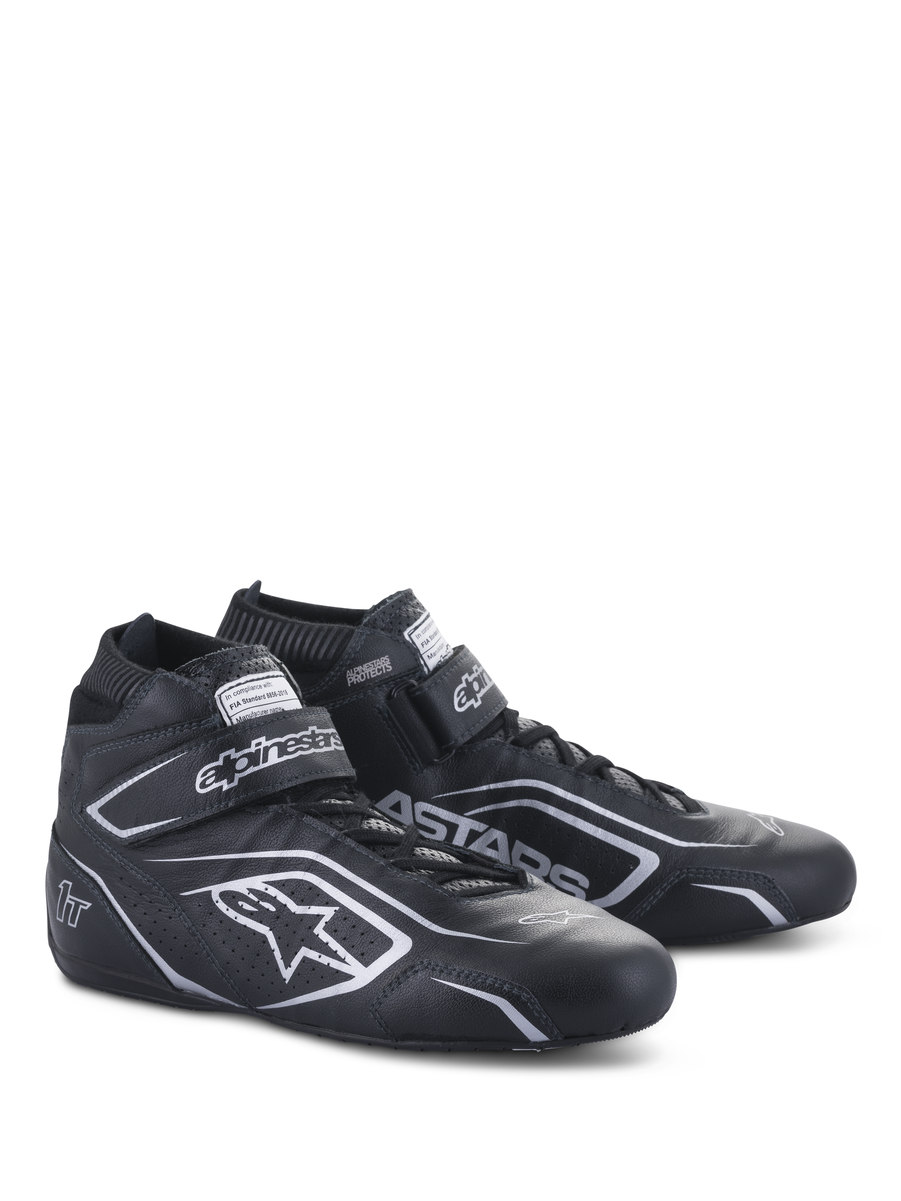Buty Alpinestars Tech-1 T V3 FIA, buty do wyścigów samochodowych, czarno-srebrne, wykonane ze skóry bydlęcej ze srebrnym logo i oznaczeniami Alpinestars, widok z boku pod kątem z zapięciem na rzep i sznurowadłami