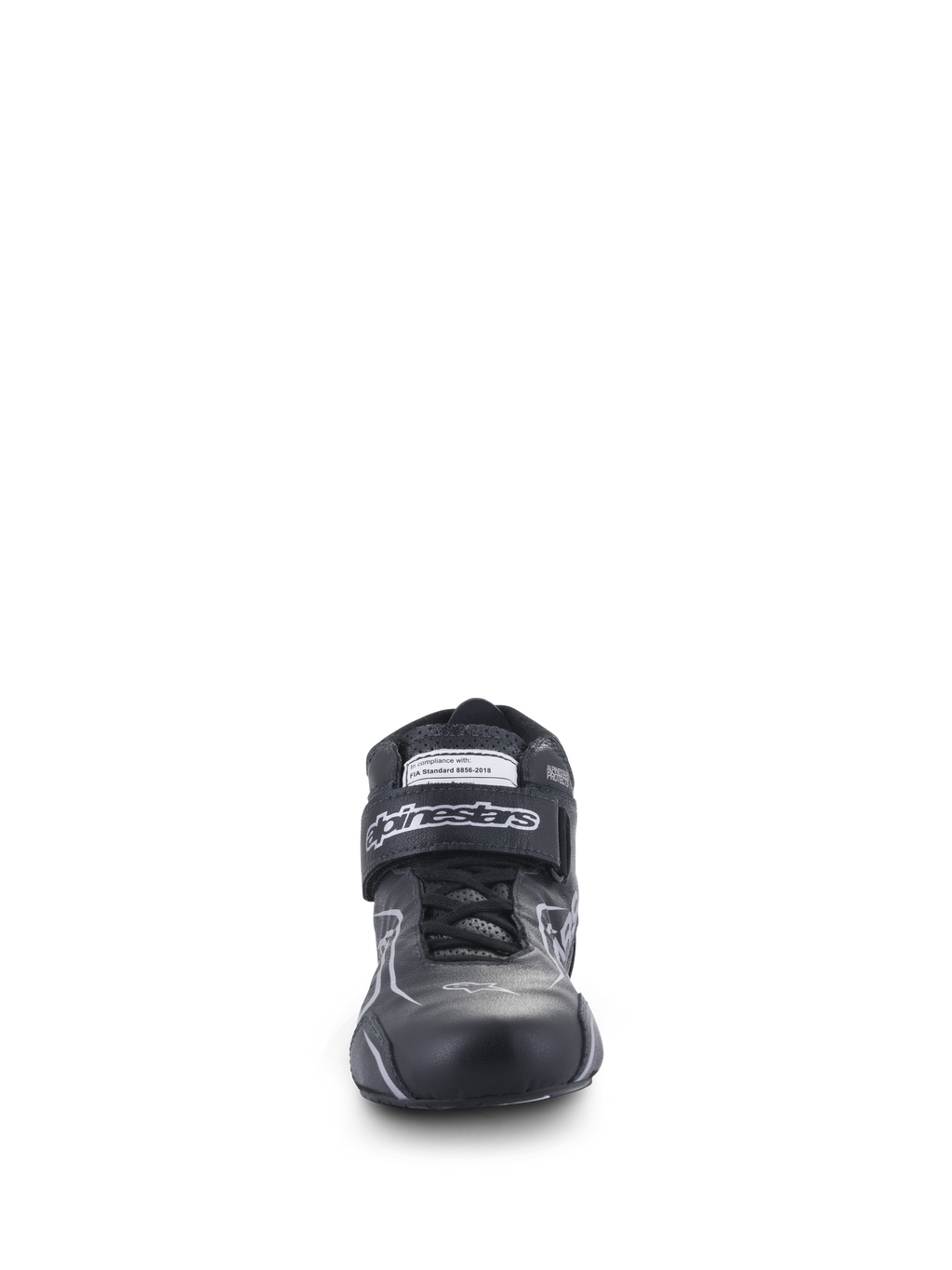 Alpinestars Tech-1 T V3 Shoes FIA, buty samochodowe, czarno-srebrne, widok z przodu przedstawiający konstrukcję ze skóry bydlęcej, pasek na rzep z logo Alpinestars i etykieta z certyfikatem FIA, wysokowydajne obuwie wyścigowe