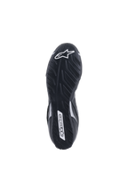 Buty Alpinestars Tech-1 T V3 FIA, widok podeszwy, czarno-srebrne, asymetryczna gumowa podeszwa zewnętrzna z wzorem bieżnika opony, białe logo Alpinestars, cienka mieszanka zapewniająca wyczucie pedałów