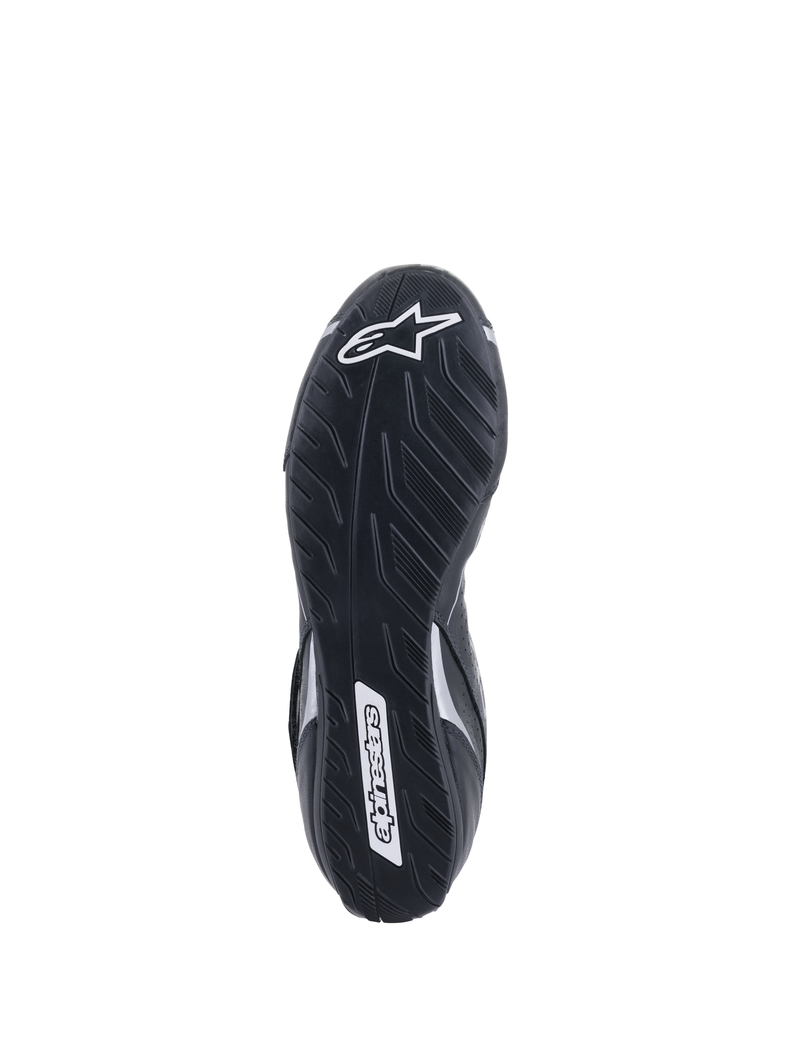 Buty Alpinestars Tech-1 T V3 FIA, widok podeszwy, czarno-srebrne, asymetryczna gumowa podeszwa zewnętrzna z wzorem bieżnika opony, białe logo Alpinestars, cienka mieszanka zapewniająca wyczucie pedałów