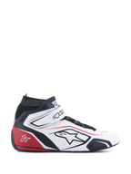 Alpinestars Tech-1 T V3 Shoes FIA, buty do wyścigów samochodowych, białe, czarne i czerwone, widok z profilu, wysoka skórzana konstrukcja z perforowanymi panelami, czerwona sekcja pięty z logo 1T, czarny elastyczny mankiet kostki, regulowane zapięcie na pasek, profesjonalne obuwie motorsportowe