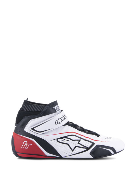 Alpinestars Tech-1 T V3 Shoes FIA, buty do wyścigów samochodowych, białe, czarne i czerwone, widok z profilu, wysoka skórzana konstrukcja z perforowanymi panelami, czerwona sekcja pięty z logo 1T, czarny elastyczny mankiet kostki, regulowane zapięcie na pasek, profesjonalne obuwie motorsportowe