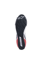 Alpinestars Tech-1 T V3 Shoes FIA, buty wyścigowe, białe, czarne i czerwone, szczegółowy widok asymetrycznej gumowej podeszwy inspirowanej bieżnikiem opony, z logo i logotypem Alpinestars, odporna na oleje i wodę konstrukcja podeszwy zewnętrznej