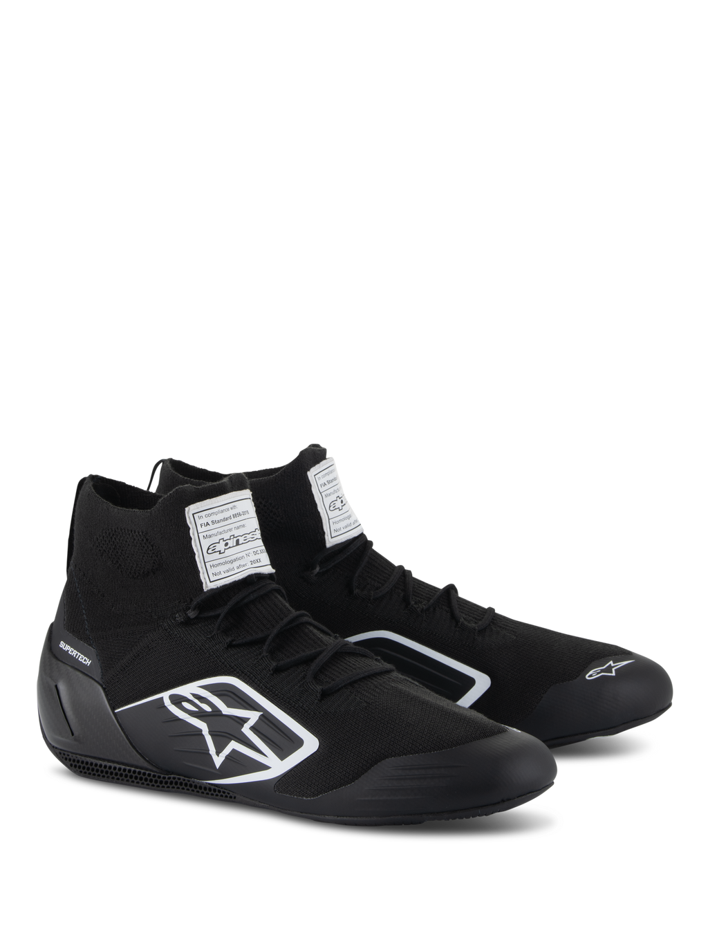 Buty Alpinestars Supertech, buty wyścigowe, czarne, w pełni dzianinowa ognioodporna cholewka i karbonowy zapiętek, białe logo Alpinestars z boku, etykiety certyfikacyjne FIA/SFI na języku, profesjonalne obuwie motorsportowe o nowoczesnym designie