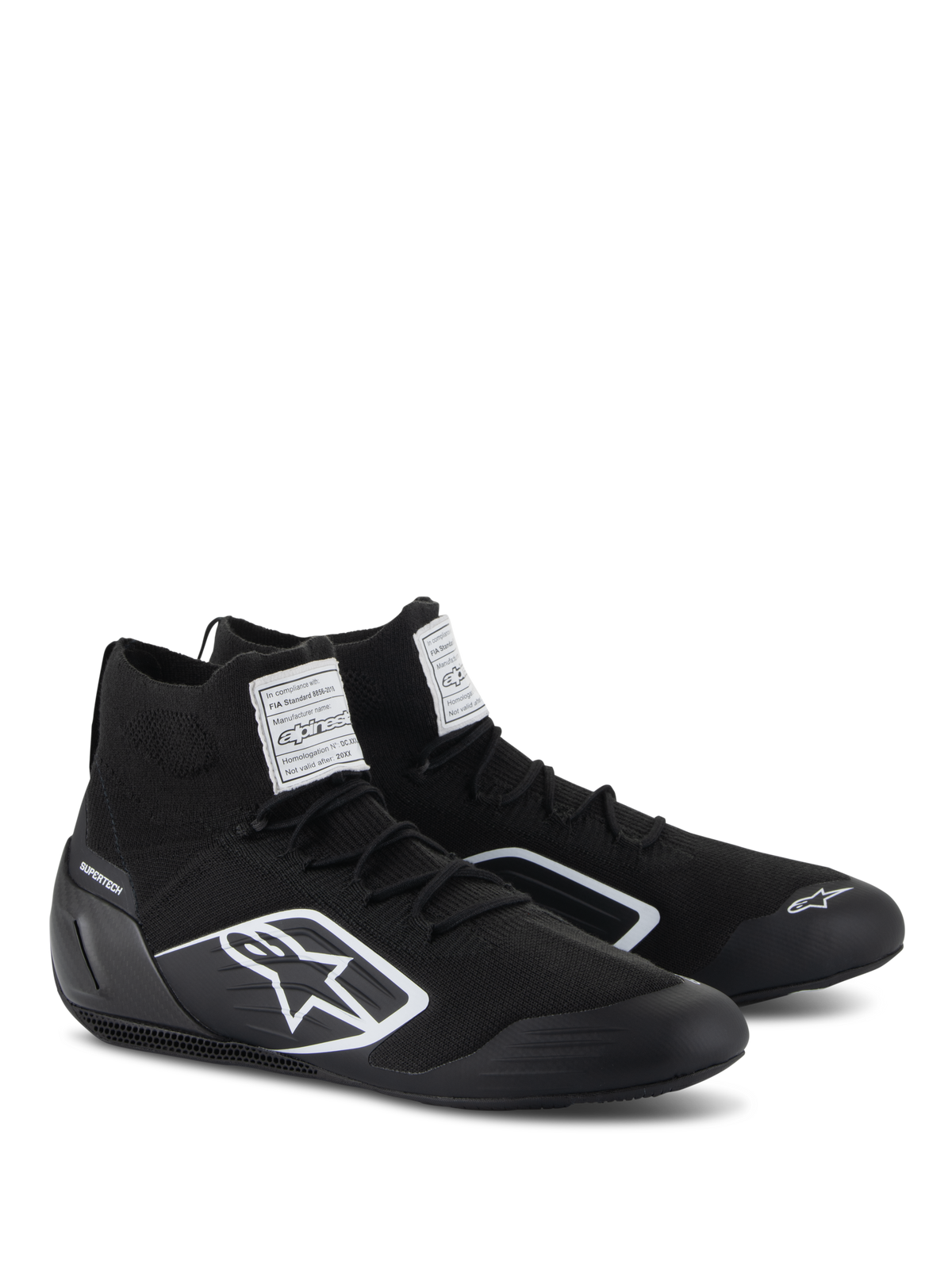 Buty Alpinestars Supertech, buty wyścigowe, czarne, w pełni dzianinowa ognioodporna cholewka i karbonowy zapiętek, białe logo Alpinestars z boku, etykiety certyfikacyjne FIA/SFI na języku, profesjonalne obuwie motorsportowe o nowoczesnym designie