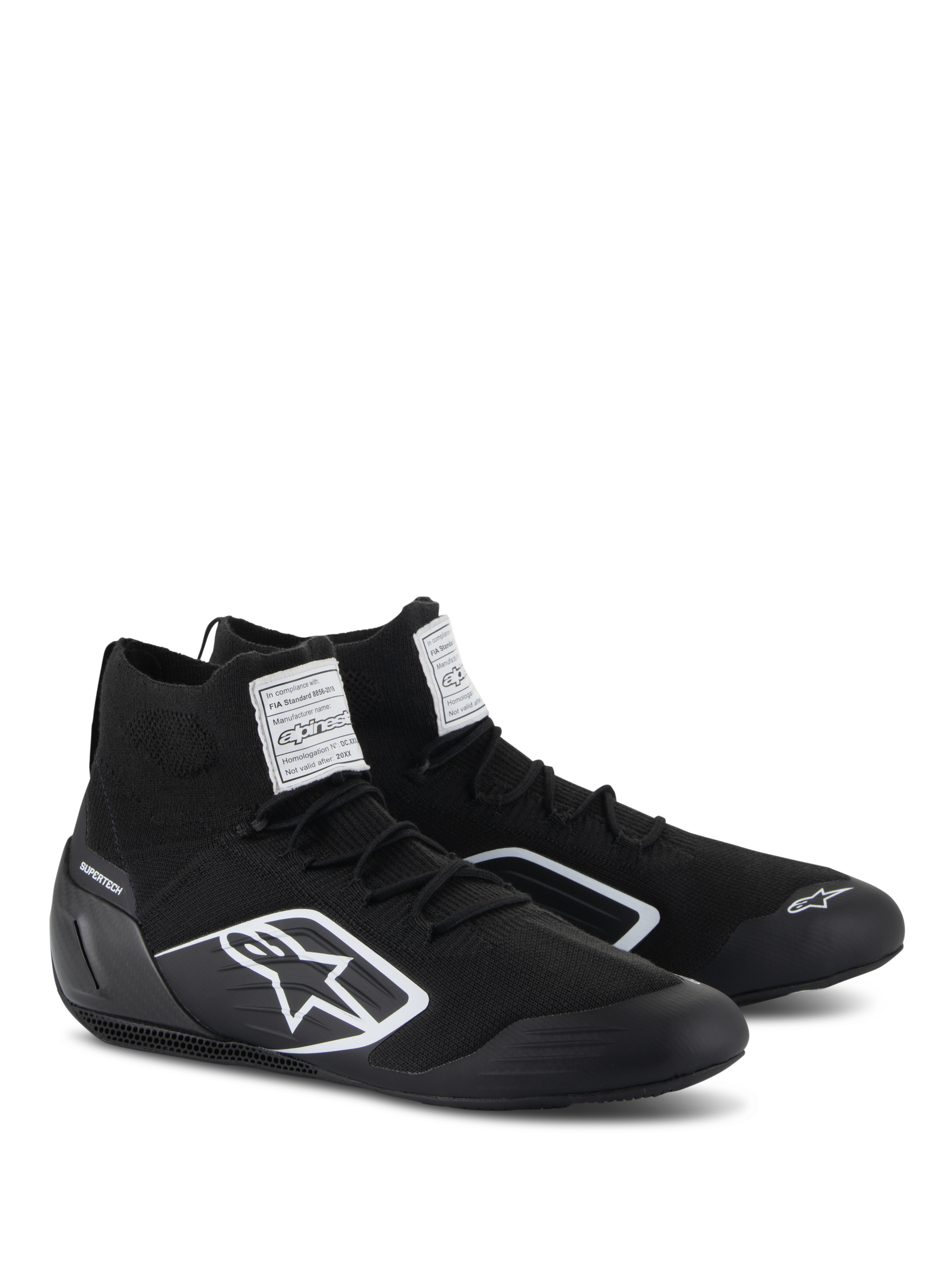Buty Alpinestars Supertech, buty wyścigowe, czarne, w pełni dzianinowa ognioodporna cholewka i karbonowy zapiętek, białe logo Alpinestars z boku, etykiety certyfikacyjne FIA/SFI na języku, profesjonalne obuwie motorsportowe o nowoczesnym designie