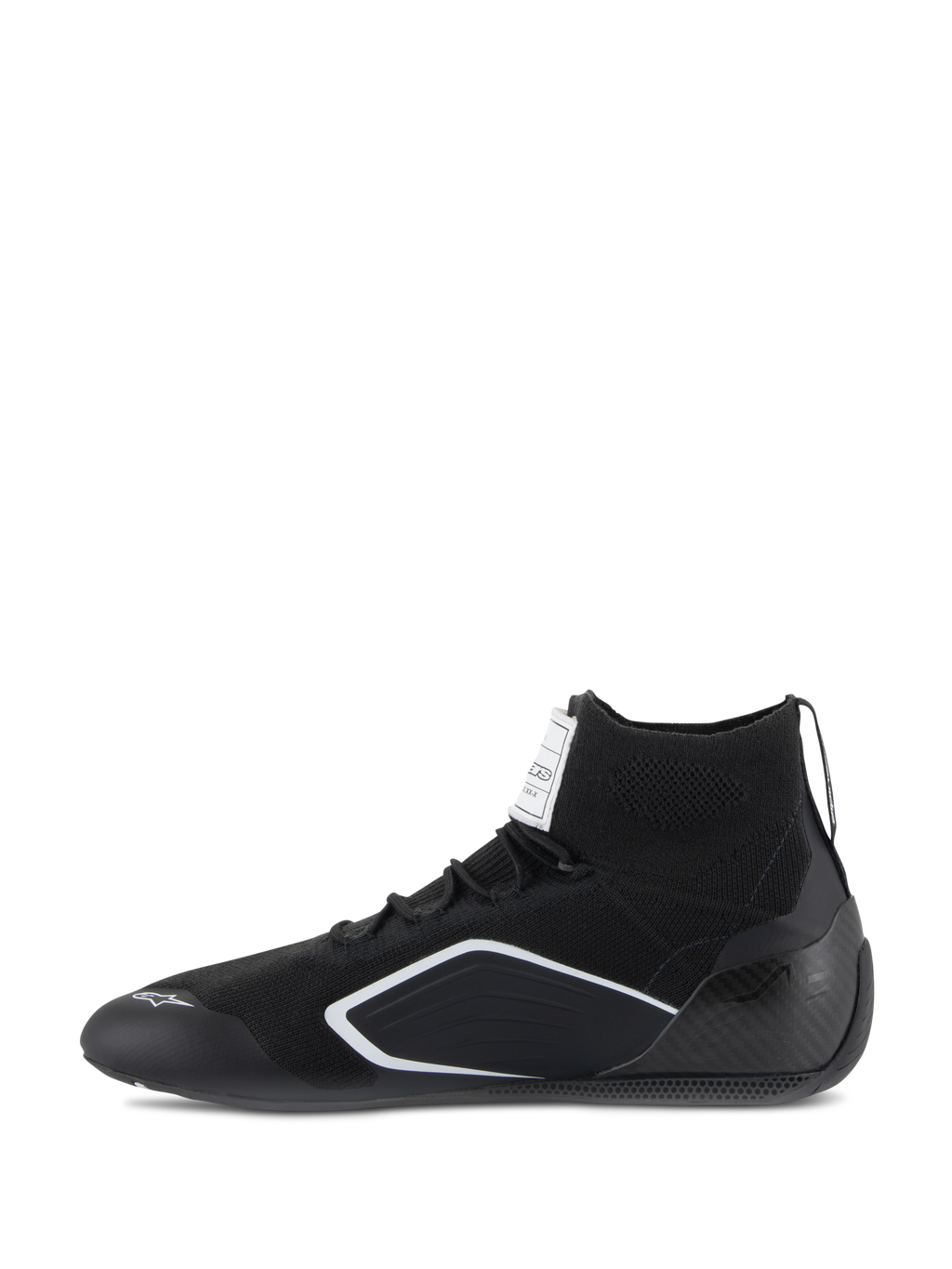 Buty Alpinestars Supertech, buty samochodowe, czarne, widok z profilu z dzianinową cholewką, karbonową osłoną pięty i białymi geometrycznymi akcentami, profesjonalne obuwie motorsportowe
