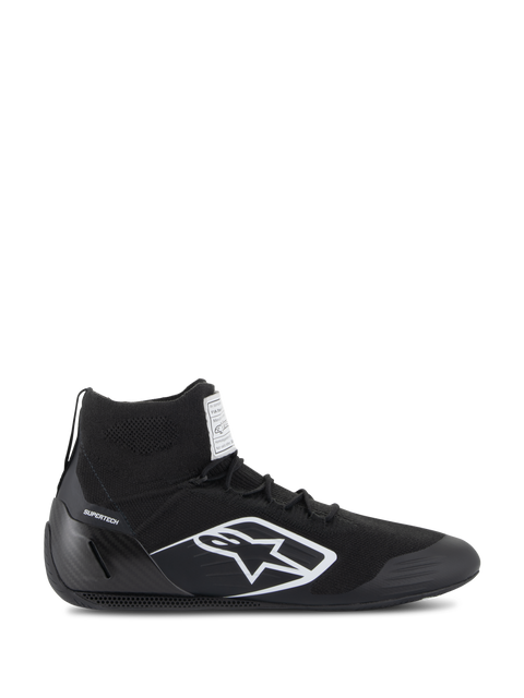 Buty Alpinestars Supertech, certyfikowane buty wyścigowe FIA/SFI, czarne z białym logo gwiazdy Alpinestars, wysoki fason z dzianinową cholewką i zapiętkiem z włókna węglowego, profesjonalne obuwie do sportów motorowych