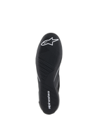 Buty Alpinestars Supertech, buty wyścigowe, czarne, widok od dołu na ultracienką gumową podeszwę zewnętrzną z białym logo gwiazdy i napisem alpinestars, asymetryczny wzór bieżnika zapewniający wyczucie pedałów i przyczepność