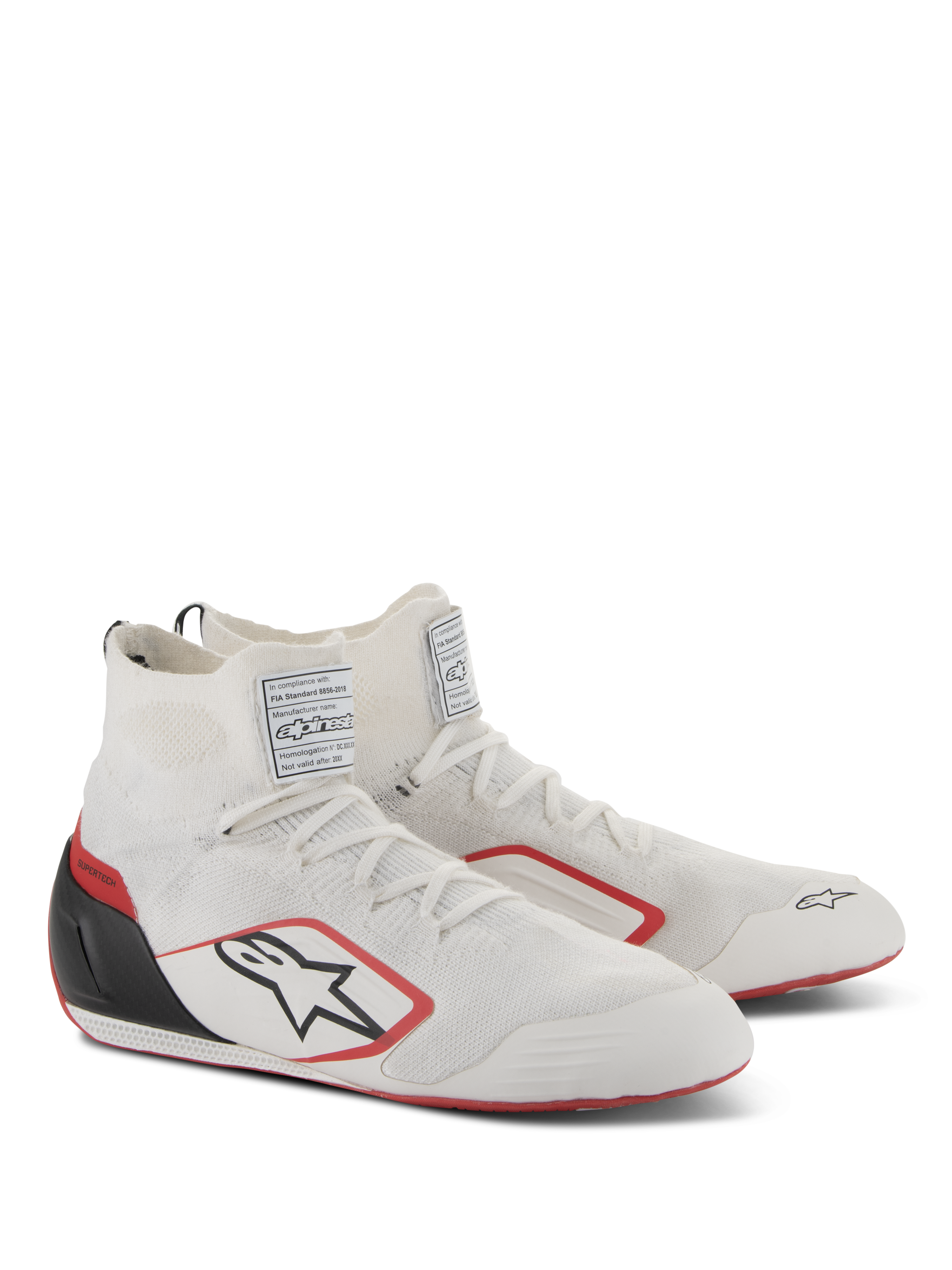 Buty Alpinestars Supertech, obuwie wyścigowe, biało-czerwono-czarne, z w pełni dzianą cholewką, czarnym zapiętkiem z włókna węglowego i czerwonymi akcentami na podeszwie i logo, profesjonalne buty motorsportowe z etykietami certyfikacji FIA/SFI na języku.