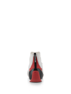Alpinestars Supertech Shoes, widok z tyłu białego buta wyścigowego z czerwonymi i czarnymi akcentami, termoformowana karbonowa osłona pięty i biała dzianinowa cholewka, profesjonalne obuwie motorsportowe zaprojektowane dla komfortu i stabilności kierowcy