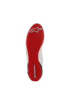 Buty Alpinestars Supertech, obuwie do wyścigów samochodowych, widok na czerwoną podeszwę zewnętrzną, ultracienka gumowa podeszwa z asymetrycznym bieżnikiem, biało-czerwone detale z logo, profesjonalne obuwie wyścigowe zapewniające optymalne wyczucie pedałów