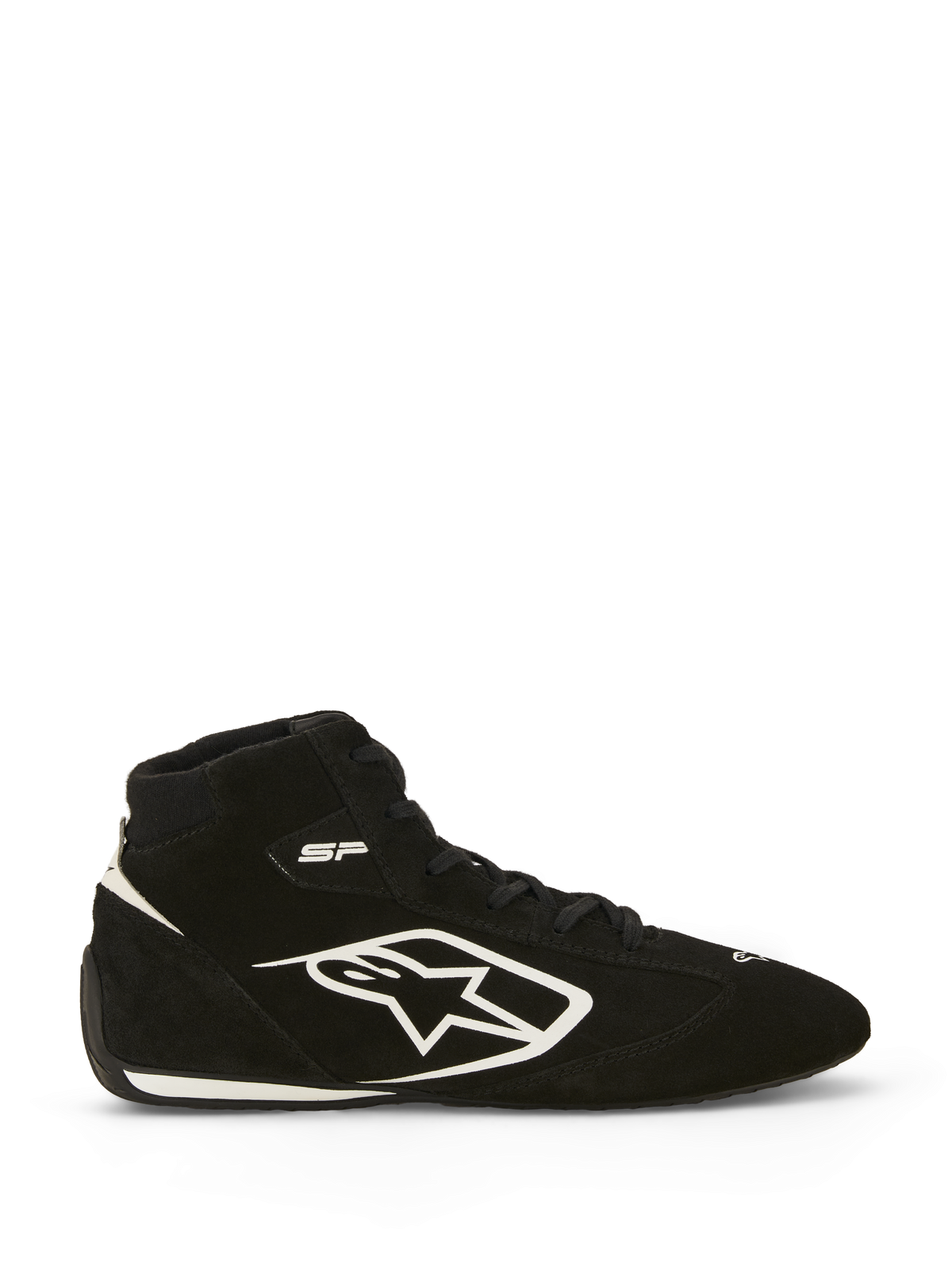 Alpinestars SP V3 Shoes FIA, buty wyścigowe, czarno-białe, profil boczny prezentujący zamszową cholewkę premium z dużym białym logo Alpinestars, wysoka konstrukcja, oznaczenie „SP” przy kostce i cienka podeszwa o specyfikacji wyścigowej z białym wykończeniem