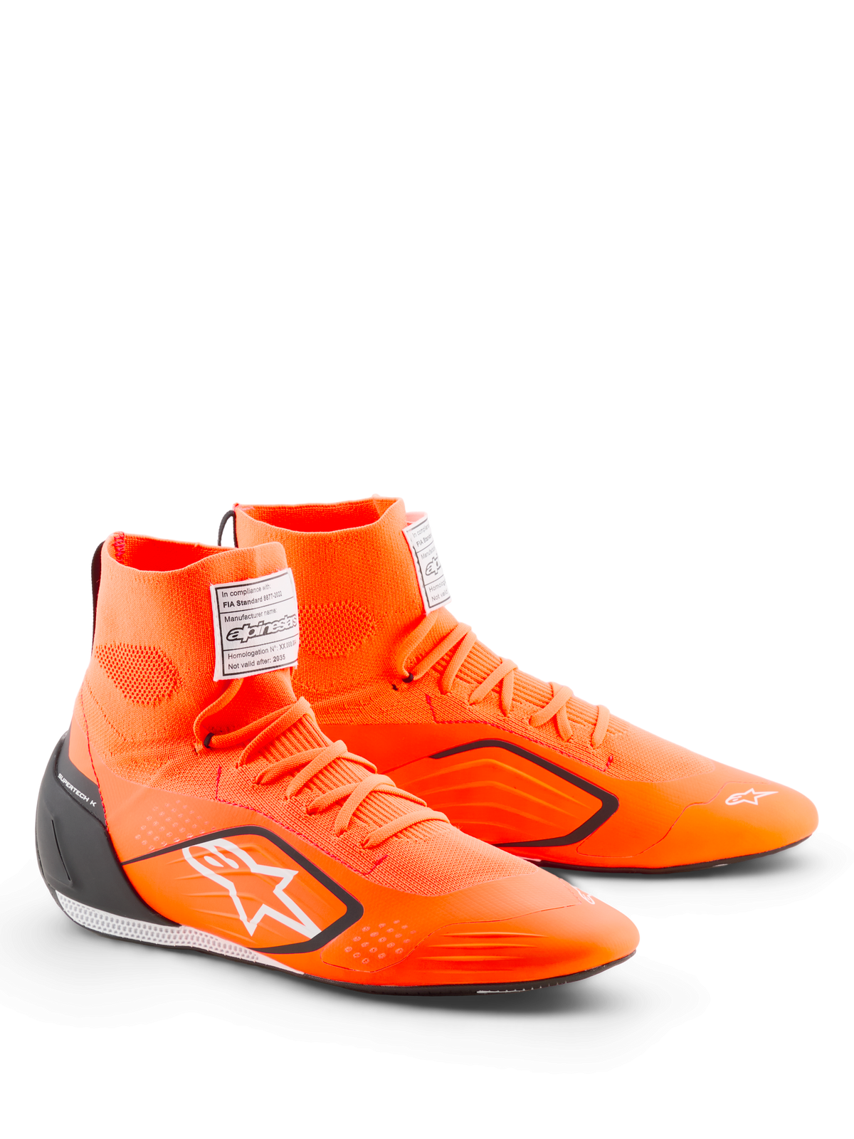 Alpinestars Supertech K Shoes - FIA, buty kartingowe, pomarańczowe fluo z czarnymi i białymi elementami, wysoka dziana cholewka, czarny zapiętek TPU, białe logo Alpinestars, etykieta certyfikacji FIA na języku