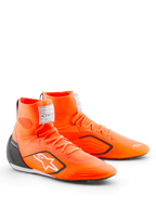 Alpinestars Supertech K Shoes - FIA, buty kartingowe, pomarańczowe fluo z czarnymi i białymi elementami, wysoka dziana cholewka, czarny zapiętek TPU, białe logo Alpinestars, etykieta certyfikacji FIA na języku